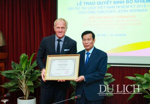Bộ trưởng Bộ VHTTDL Nguyễn Ngọc Thiện trao quyết định bổ nhiệm cho tân Đại sứ Du lịch Việt Nam Greg Norman